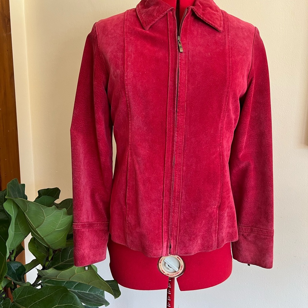 Vintage red suede fitted jacket with front zip and paneled shaping